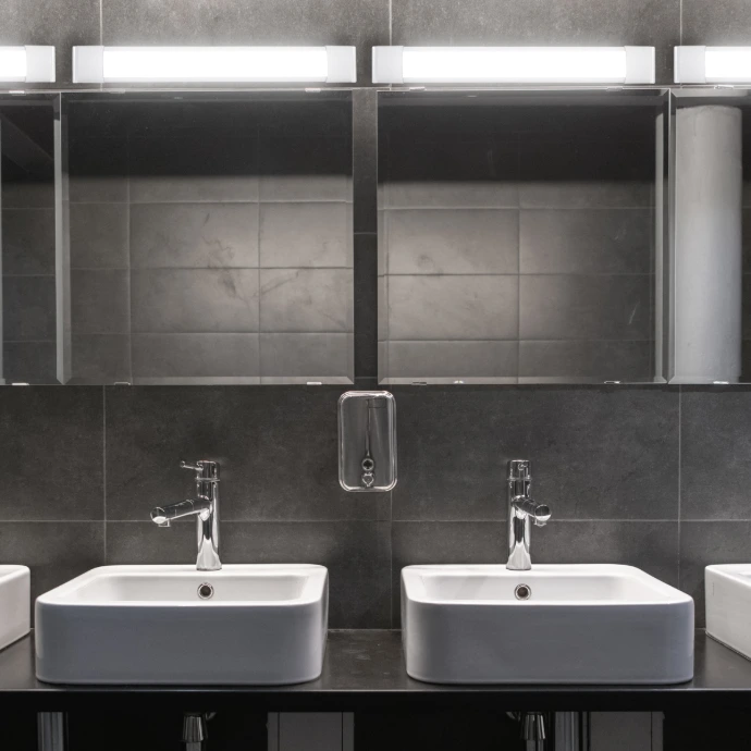 Réglettes LED JUZA au-dessus de miroirs de sanitaires - CBK