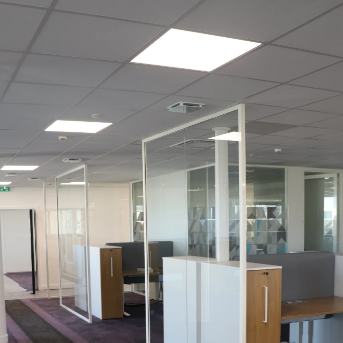 Dalles LED ESSENTIAL 3 encastrées dans le plafond d'un open space - CBK