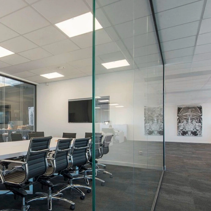 Dalles LED ORACLE IZY au plafond d’une salle de réunion - CBK