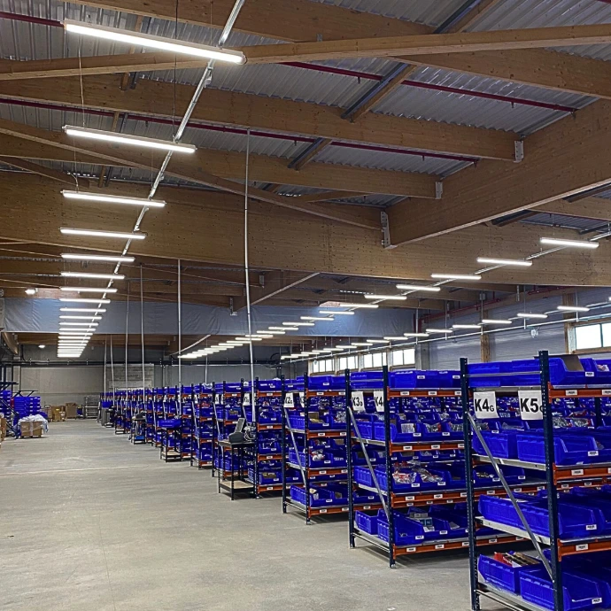 Luminaires LED HYDRA3 suspendus dans un entrepôt - CBK
