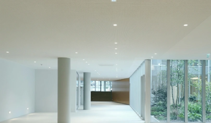 Hall d’accueil éclairé par des spots encastrés REGOR - CBK