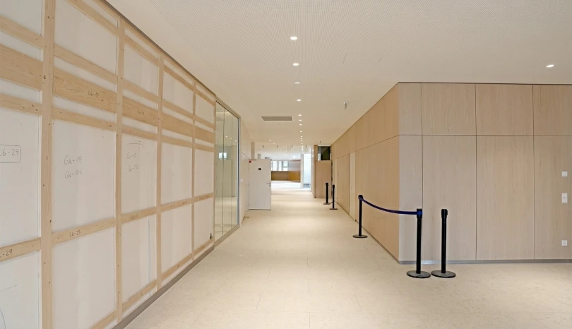 Couloir éclairé par des spots LED REGOR - CBK