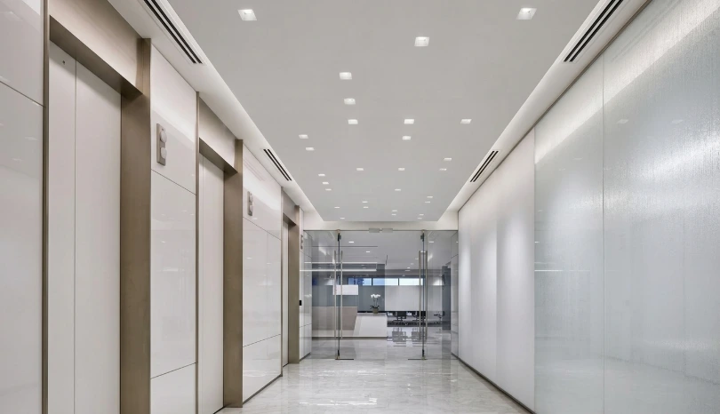 Spots carrés REGOR dans un couloir - CBK