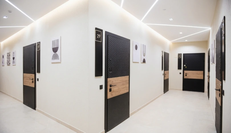 Spots carrés orientables REGOR dans un couloir - CBK