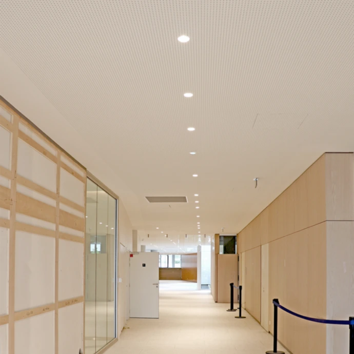 Couloir éclairé par des spots LED REGOR - CBK