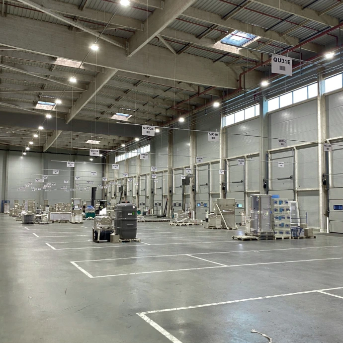 Entrepôt logistique éclairé par des highbays LED LUNARIS4 - CBK