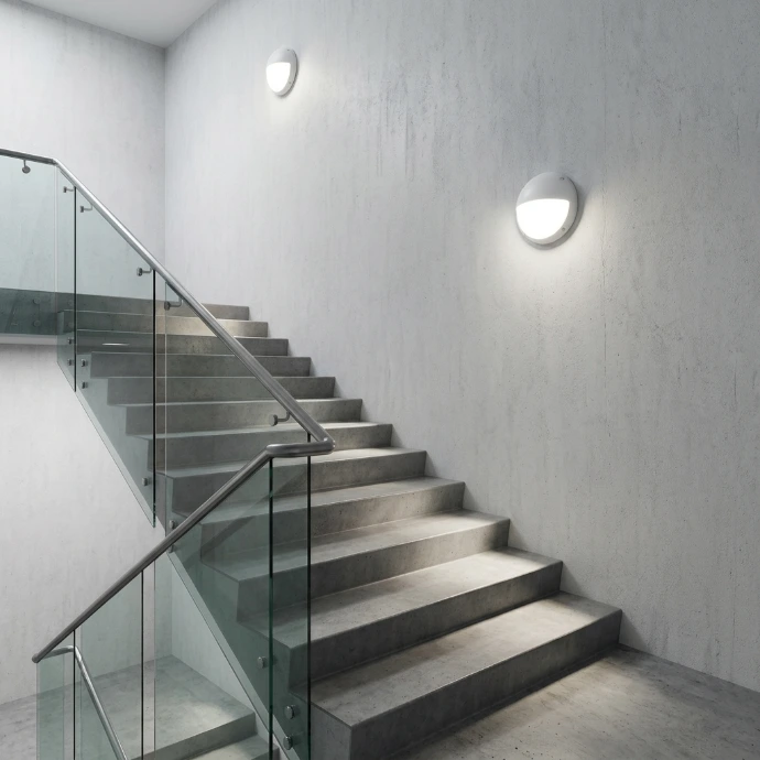 Hublot LED PLUTON2 CBK dans une cage d'escalier