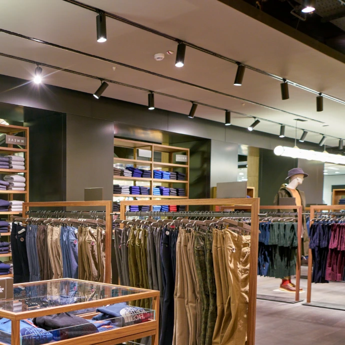 Éclairage d'un magasin avec tracklight CIONE3 - CBK